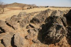 Blocs de roches métamorphisées présentes dans la ceinture de roches vertes de Tera au Niger (province du Liptako). (©GET/Jérôme Ganne)